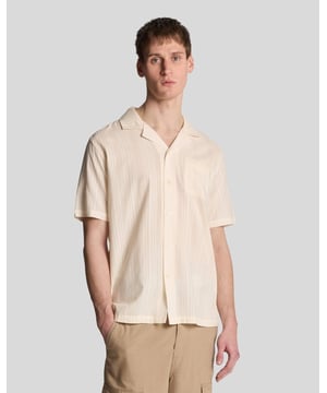 Introductie van het Broderie Resort Shirt, een onderscheidend stuk uit onze Legacy-collectie, ontworpen voor de moderne gentleman. Met integriteit vervaardigd, deze kortaf mouwen geweven shirt beschikt over verfijnde broderie-details, die relaxte verfijning en ongeëvenaard comfort van 100% katoen combineren. Dit veelzijdige kledingstuk verenigt functie en stijl naadloos, waardoor het een essentieel onderdeel van je voorjaars herenkleding collectie is.\n\n- Materiaal: 100% Katoen\n- Pasvorm: Ontspannen\n- Branding: Subtiele logo-details\n- Functionaliteit: Ademend en lichtgewicht\n- Stijlvariëteit: Ideaal voor zowel casual als verfijnde gelegenheden\n\nVerhoog je garderobe met dit premium shirt, perfect voor de veeleisende mode-enthousiasteling dit seizoen.