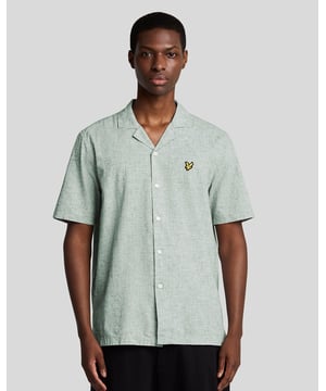 Verrijk je garderobe met het Oxford Revere overhemd van linnenmix, een tijdloze aanvulling op onze verfijnde herencollectie. Dit relaxte maar verfijnde kledingstuk combineert naadloos het comfort van een lichtgewicht linnenmix met een elegante stijl, perfect voor diverse lente-gelegenheden. - Samenstelling: 70% katoen, 30% linnen voor ademend vermogen en comfort - Pasvorm: Relaxt silhouet voor moeiteloze styling - Logo-opdruk: Subtiele branding versterkt de verfijning - Veelzijdig: Ideaal voor zowel casual als meer verfijnde looks. Geniet van het verfijnde vakmanschap van dit veelzijdige overhemd, een onmisbaar kledingstuk dat de essentie van lente-elegantie belichaamt.