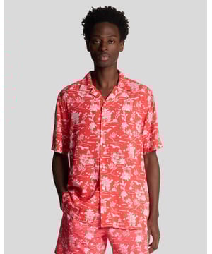 Maak kennis met ons Botanical Garden Print Resort Shirt uit de Legacy-collectie, een perfecte belichaming van verfijning en gemak. Dit kortekootjesgeweven overhemd is ontworpen met een relaxte pasvorm, wat zorgt voor moeiteloze stijl en comfort. Gemaakt van een luxueuze mix van 50% Tencel en 50% Spandex, valt het prachtig op het lichaam, waardoor het een ideale keuze is voor warme lentedagen.\n\n- Materiaal: 50% Tencel, 50% Spandex\n- Pasvorm: Relaxed\n- Segment: Legacy\n- Categorie: Kortekootjesgeweven Overhemden\n- Veelzijdige styling voor verschillende gelegenheden\n- Kenmerkende logo-branding voor een vleugje elegantie\n- Perfect voor de lentenachtmodecollectie voor mannen\n\nVerhoog je garderobe met dit verfijnde stuk, dat stijl en comfort naadloos combineert voor de veeleisende heer deze lente.