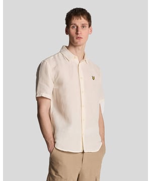 Introductie van het Hennep Korte Mouwen Shirt, een opvallend stuk uit onze Legacy collectie van high-end herenkleding. Gemaakt van een luxe mix van 60% hennep en 40% katoen, straalt dit casual shirt elegantie en verfijning uit, waarbij comfort en stijl samenkomen in een tijdloze silhouet.\n\n- Materiaal samenstelling: 60% Hennep, 40% Katoen\n- Pasvorm: Casual\n- Branding: Subtiele logo-details\n- Locatie van het logo: Discreet geplaatst voor verfijnde esthetiek\n- Veelzijdige stylingopties voor zowel casual als formele gelegenheden\n\nVerhoog je voorjaarsgarderobe met dit essentiële stuk dat de essentie van moderne mannelijkheid en moeiteloze stijl belichaamt.