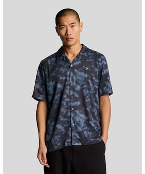Verhoog je garderobe met het Digitale Bloemen Resort Shirt uit onze bijzondere lente collectie. Dit overhemd met een ontspannen pasvorm, gemaakt van 100% viscose, belichaamt verfijning en moeiteloze stijl, waardoor het de perfecte keuze is voor ontspannen dagen aan het strand of casual uitjes. De opvallende zijdeachtige afwerking en de prachtige digitale bloemenprint zorgen ervoor dat je met gratie opvalt.\n\n- Samenstelling: 100% Viscose\n- Pasvorm: Ontspannen\n- Logo Branding: Gouden arend label\n- Locatie: Bovenaan links op de borst\n- Ideaal voor strand- en kroeggelegenheden\n\nOmarm dit veelzijdige stuk, dat comfort en elegantie naadloos samenbrengt voor de moderne gentleman deze lente.