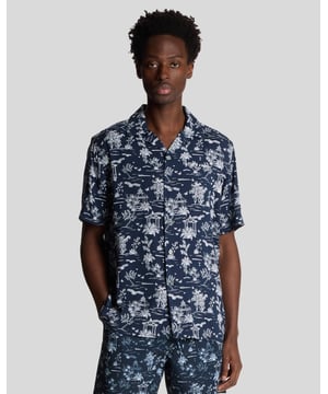 Introducing onze Botanische Tuin Print Resort Shirt uit de Legacy serie, een perfecte belichaming van verfijning en gemak. Dit korteknoopoverhemd is ontworpen met een ontspannen pasvorm, wat zorgt voor moeiteloze stijl en comfort. Gemaakt van een luxueuze mix van 50% Tencel en 50% Spandex, valt het elegant om het lichaam, waardoor het een ideale keuze is voor warme lentedagen.\n\n- Materiaal: 50% Tencel, 50% Spandex\n- Pasvorm: Ontspannen\n- Segment: Legacy\n- Categorie: Korte Mouwen Geweven Overhemden\n- Veelzijdige styling voor verschillende gelegenheden\n- Kenmerkende logo-branding voor een vleugje elegantie\n- Perfect voor de lentenamenswear collectie\n\nVerhoog je garderobe met dit exquisite stuk, dat stijl en comfort naadloos verenigt voor de veeleisende gentleman deze lente.
