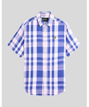 Wir präsentieren das Oversized-Kurzarmhemd im Tartan-Stil, eine elegante Ergänzung unserer Legacy-Kollektion kurzärmeliger Webhemden. Dieses aus 100 % Tencel gefertigte Hemd verkörpert mit seinem luxuriösen Stoff und der modernen Oversize-Passform Raffinesse und ist damit ein unverzichtbares Statement für den anspruchsvollen Gentleman. - Material: 100 % Tencel für ein weiches, atmungsaktives Tragegefühl - Passform: Oversize für entspannten Komfort - Logo-Branding: Dezente Details verstärken die Authentizität - Styling-Vielseitigkeit: Perfekt für legere Ausflüge oder anspruchsvolles Lagen-Look - Funktionalität: Leicht und atmungsaktiv, ideal für die wärmeren Monate  Erweitern Sie Ihre Frühlingskollektion für Herren mit diesem raffinierten Hemd, das Komfort und Eleganz nahtlos vereint.