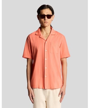 Introductie van het Broderie Resort Shirt, een onderscheidend stuk uit onze Legacy-collectie, ontworpen voor de moderne gentleman. Vakkundig vervaardigd, deze kortemouwen overhemd heeft verfijnde broderie-details, die ontspannen verfijning koppelt aan ongeëvenaard comfort in 100% katoen. Dit veelzijdige kledingstuk verenigt functie en stijl moeiteloos, waardoor het een essentiële aanvulling is op je voorjaars herenmodecollectie.\n\n- Materiaal: 100% Katoen\n- Pasvorm: Relaxed\n- Merken: Subtiele logo-details \n- Functionaliteit: Ademend en lichtgewicht\n- Styling Veelzijdigheid: Ideaal voor zowel casual als verfijnde gelegenheden \n\nVerhoog je garderobe met dit premium shirt, perfect voor de kenner van mode dit seizoen.