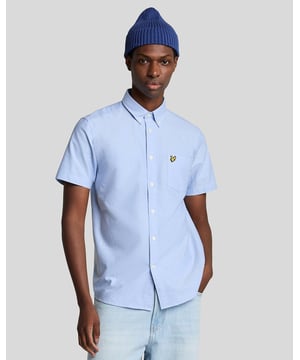Das kurzärmelige Oxford-Hemd verkörpert raffinierte Sommereleganz und ist eine exquisite Ergänzung unserer Legacy-Kollektion. Es besteht aus 100 % Baumwolle und besticht durch seinen maßgeschneiderten Regular Fit, eine elegante linke Brusttasche und ein auffälliges Golden Eagle-Logo. Das Hemd wurde für den anspruchsvollen Gentleman entworfen und vereint mühelos Stil mit Funktionalität. Es ist somit eine vielseitige Wahl für legere Anlässe und elegante Anlässe. - 100 % Baumwolle - Bequemer Regular Fit - Detail auf der linken Brusttasche - Golden Eagle-Logo - Vielseitig für verschiedene Anlässe Erweitern Sie Ihre Frühlingskollektion mit diesem unverzichtbaren Kleidungsstück, das Ihre elegante Garderobe perfekt ergänzt.