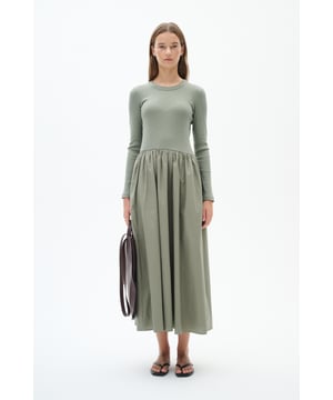 Slim fit,Halfhoge taille,Enkel lengte,Lange mouwen  Fijne was 30°, niet bleken, niet in de droger drogen, Druipnat ophangen, koud strijken max. 110° C,   100% Katoen