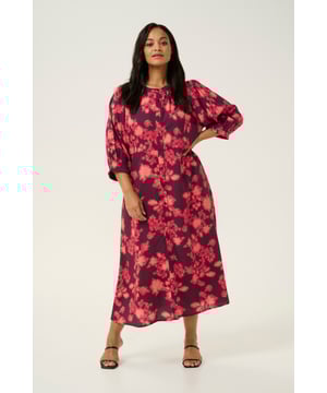 Regular fit,Lange lengte,3/4 mouwen  Fijne was 30°, niet bleken, niet in de droger drogen, Druipnat ophangen in de schaduw, warm strijken max. 150° C,   85% Viscose (LENZING™ ECOVERO™),15% Nylon