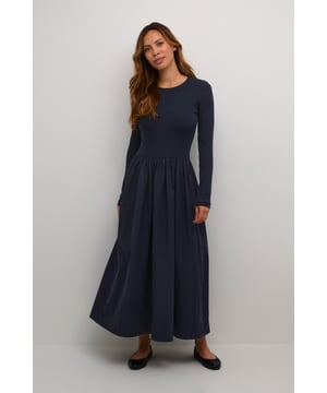 Slim fit,Mittlere Taille,Knöchellänge,Lange Ärmel  Schonwäsche 30°, Nicht bleichen, Nicht im Trockner trocknen, Tropnass aufhängen, Kalt bügeln max. 110° C, Nicht trockenreinigen  100% Baumwolle