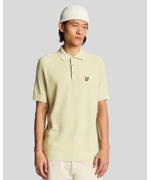 Introductie van het Linnen Blend Gebreide Polo Shirt, een onderscheidend stuk binnen onze premium herenmodecollectie. Gemaakt van een verfijnde mix van 60% katoen, 30% viscose en 10% linnen, beschikt deze gebreide polo over een klassieke sluiting met 3 knopen en isaccentueerd door een gouden geborduurde adelaar op de linkerbovenborst. Het verfijnde ontwerp en de luxueuze materialen maken het een essentiële aanvulling op de garderobe van elke veeleisende gentleman.\n\n- Samenstelling: 60% Katoen, 30% Viscose, 10% Linnen\n- Pasvorm: Regular\n- Logo Branding: Gouden geborduurde adelaar\n- Locatie van het kledingstuk: Linkerbovenborst\n- Veelzijdige styling geschikt voor zowel casual als smart-casual gelegenheden\n\nOmarm het seizoen met deze elegante gebreide polo, die moeiteloos comfort en verfijning combineert.