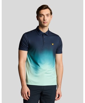 Wir präsentieren unser Gradient Poloshirt, ein beispielhaftes Stück aus unserer Premium-Golfkollektion, entworfen für alle, die die feineren Nuancen von Stil in ihrer Sportkleidung zu schätzen wissen. Dieses kurzärmelige Poloshirt verfügt über eine raffinierte Drei-Knopf-Leiste, elegant ergänzt durch einen goldenen gestickten Adler auf der linken Brust, was es zu einer ausgezeichneten Wahl für den modernen Golfer macht. - Zusammensetzung: 90 % Polyester, 10 % Elastan - Passform: Normal - Logo-Branding: Goldener gestickter Adler - Position des Logo-Brandings: Linke Brust - Funktional und stilvoll für Golfplatz und Freizeit Erweitern Sie Ihre Herrenkollektion mit diesem vielseitigen Poloshirt – perfekt für Frühlingsausflüge auf und abseits des Grüns.