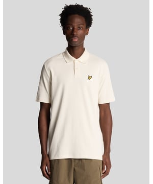 Wir präsentieren das gerippte Poloshirt aus unserer renommierten Legacy-Kollektion – eine unverzichtbare Ergänzung der Kategorie Kurzarm-Poloshirts. Dieses edle Modell verkörpert eine harmonische Mischung aus modernem Stil und höchstem Komfort und garantiert dem anspruchsvollen Gentleman mühelose Eleganz. - Zusammensetzung: 48 % Baumwolle, 48 % Modal, 4 % Elastan für außergewöhnliche Weichheit und Atmungsaktivität - Passform: Entspannte Silhouette für hohen Tragekomfort - Logo-Branding: Dezent präsentiert, um die Eleganz zu wahren - Vielseitige Styling-Optionen, perfekt für legere und halbformelle Anlässe Erweitern Sie Ihre Frühlingskollektion für Herren mit diesem luxuriösen Basic – gefertigt für den modernen Mann auf der Suche nach zeitloser Eleganz.