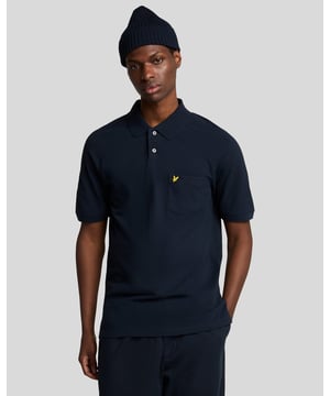 Wir präsentieren das Poloshirt aus Leinenmischung, ein außergewöhnliches Stück aus unserer hochwertigen Herrenkollektion – perfekt für den anspruchsvollen Gentleman. Dieses kurzärmelige Poloshirt aus einer eleganten Mischung aus 80 % Baumwolle und 20 % Leinen verfügt über zwei Knöpfe an der Knopfleiste und eine Fronttasche auf der linken Brust und unterstreicht so Funktionalität und Stil.  - Zusammensetzung: 80 % Baumwolle, 20 % Leinen - Passform: Normal geschnitten - Logo-Branding: Goldener gestickter Adler - Position: Linke Brust - Vielseitiger Style für legere und halbformelle Anlässe Erweitern Sie Ihre Frühlingsgarderobe mit diesem edlen Basic, das Eleganz und Komfort verkörpert.