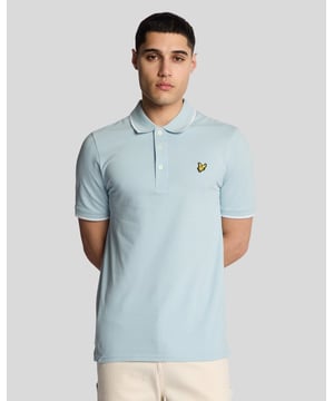 Wenn man an Lyle & Scott denkt, denkt man oft an Poloshirts. Daher ist es naheliegend, dass wir Saison für Saison die besten Poloshirts kreieren. Dieses Modell hat eine klassische Passform aus Baumwolljersey mit etwas Stretchanteil und ist mit Kontrastbesatz an Kragen und Manschetten versehen, der für einen leicht adretten Look sorgt. - Klassischer Kragen - Knopfverschluss vorne - Kurze Ärmel - Kragen und Manschetten mit Besatz - Zusammensetzung: 97 % Baumwolle, 3 % Elastan
