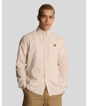 Erweitern Sie Ihre Garderobe mit unserem Oxford-Hemd aus Leinenmischung, einem Markenzeichen anspruchsvoller Herrenmode. Dieses edle Kleidungsstück verbindet nahtlos lässigen Komfort mit eleganter Ästhetik und eignet sich somit ideal sowohl für gemütliche Ausflüge als auch für elegante Anlässe. Gefertigt aus einer luxuriösen Mischung aus 70 % Baumwolle und 30 % Leinen verspricht es Atmungsaktivität und Strapazierfähigkeit und verkörpert die Essenz zeitlosen Stils. - Zusammensetzung: 70 % Baumwolle, 30 % Leinen - Passform: Normal - Logo-Branding: Dezent, aber unverwechselbar - Platzierung am Kleidungsstück: Geschmackvoll platziertes Emblem - Vielseitig einsetzbar für Lagenlooks oder als Einzelstück  Gönnen Sie sich dieses unverzichtbare Accessoire, das die Eleganz frühlingshafter Herrenmode verkörpert.