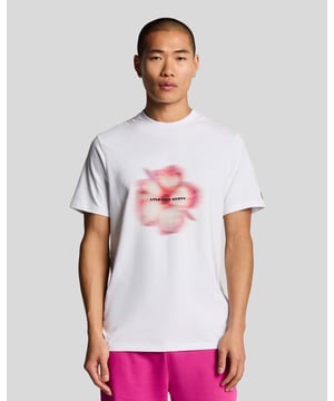 Wir präsentieren das Motion Floral Graphic T-Shirt, ein besonderes Stück aus unserer Legacy-Kollektion für anspruchsvolle Individualisten. Dieses kurzärmlige T-Shirt vereint mühelosen Stil mit moderner Ästhetik. Es besticht durch eine auffällige Blumengrafik und den charakteristischen goldenen, gestickten Adler am linken Ärmelbündchen und verkörpert die Essenz zeitgenössischer Herrenmode. - 100 % hochwertige Baumwolle - Reguläre Passform für hohen Tragekomfort - Auffälliger Grafikdruck auf der Brust - Elegantes, golden gesticktes Logo am linken Ärmelbündchen - Vielseitiger Style für lässige oder elegante Looks Erweitern Sie Ihre Frühlingsgarderobe mit diesem edlen T-Shirt – einer perfekten Mischung aus Kunstfertigkeit und Eleganz.