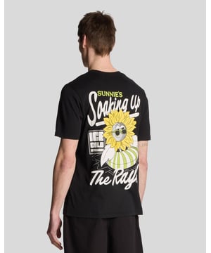 Wir präsentieren das Sunnies Pool Bar Graphic T-Shirt, ein typisches Stück aus unserer Legacy-Reihe, das mühelose Eleganz in lässiger Kleidung verkörpert. Dieses kurzärmelige T-Shirt wurde exklusiv für anspruchsvolle Individualisten gefertigt und präsentiert eine ikonische Grafik, die Stil mit Komfort in einer regulären Passform vereint. - Zusammensetzung: 100 % Premium-Baumwolle für außergewöhnliche Weichheit - Passform: Reguläre Passform, für den Alltag konzipiert - Branding: Mit einem raffinierten Logo für subtile Eleganz - Funktionalität: Atmungsaktives Gewebe, perfekt für Ausflüge bei warmem Wetter - Vielseitigkeit: Lässt sich leicht mit Shorts oder Jeans kombinieren für einen entspannten und dennoch eleganten Look Erweitern Sie Ihre Frühlingskollektion für Herren mit diesem luxuriösen T-Shirt, einer perfekten Mischung aus Stil und Komfort.