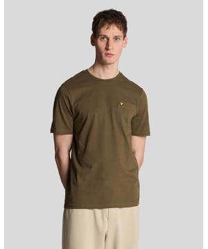 De Lyle & Scott Pocket T-shirt is onze klassieke T-shirt van 100% BCI-katoen met een extra borstzak. Het is pure eenvoud.\n- 100% BCI-katoen\n- 190 gsm single jersey stof\n- Ingezette mouwen\n- Gestikte mouwen en zoom\n- Bovenstaande snit
