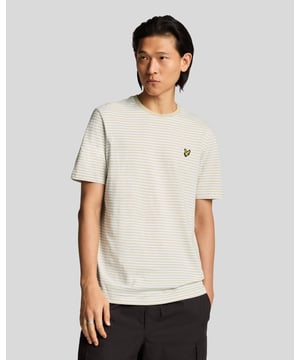 Erweitern Sie Ihre Freizeitgarderobe mit dem T-Shirt mit bretonischen Streifen aus Leinenmischung, einem unverzichtbaren Stück aus unserer Legacy-Reihe. Dieses kurzärmelige Basic vereint auf harmonische Weise exquisite Handwerkskunst und zeitloses Design und ist damit die perfekte Ergänzung für die Kollektion jedes anspruchsvollen Gentlemans. - Zusammensetzung: 80 % Baumwolle, 20 % Leinen für atmungsaktiven Tragekomfort - Passform: Normal geschnitten, für eine schmeichelhafte Silhouette - Logo-Branding: Eleganter goldener gestickter Adler - Platzierung: Linke Brust, für einen Hauch von Raffinesse - Vielseitiges Styling: Lässt sich nahtlos mit Cargohosen oder Shorts kombinieren für mühelose Eleganz  Erweitern Sie Ihre Frühlingskollektion für Herren mit diesem edlen T-Shirt, bei dem Luxus auf Vielseitigkeit trifft.