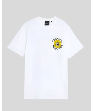 Wir präsentieren das Sunnies Pool Bar Graphic T-Shirt, ein typisches Stück aus unserer Legacy-Reihe, das mühelose Eleganz in lässiger Kleidung verkörpert. Dieses kurzärmelige T-Shirt wurde exklusiv für anspruchsvolle Individualisten gefertigt und präsentiert eine ikonische Grafik, die Stil mit Komfort in einer regulären Passform vereint. - Zusammensetzung: 100 % Premium-Baumwolle für außergewöhnliche Weichheit - Passform: Reguläre Passform, für den Alltag konzipiert - Branding: Mit einem raffinierten Logo für subtile Eleganz - Funktionalität: Atmungsaktives Gewebe, perfekt für Ausflüge bei warmem Wetter - Vielseitigkeit: Lässt sich leicht mit Shorts oder Jeans kombinieren für einen entspannten und dennoch eleganten Look Erweitern Sie Ihre Frühlingskollektion für Herren mit diesem luxuriösen T-Shirt, einer perfekten Mischung aus Stil und Komfort.