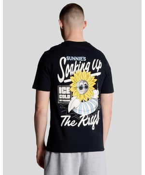 Wir präsentieren das Sunnies Pool Bar Graphic T-Shirt, ein typisches Stück aus unserer Legacy-Reihe, das mühelose Eleganz in lässiger Kleidung verkörpert. Dieses kurzärmelige T-Shirt wurde exklusiv für anspruchsvolle Individualisten gefertigt und präsentiert eine ikonische Grafik, die Stil mit Komfort in einer regulären Passform vereint. - Zusammensetzung: 100 % Premium-Baumwolle für außergewöhnliche Weichheit - Passform: Reguläre Passform, für den Alltag konzipiert - Branding: Mit einem raffinierten Logo für subtile Eleganz - Funktionalität: Atmungsaktives Gewebe, perfekt für Ausflüge bei warmem Wetter - Vielseitigkeit: Lässt sich leicht mit Shorts oder Jeans kombinieren für einen entspannten und dennoch eleganten Look Erweitern Sie Ihre Frühlingskollektion für Herren mit diesem luxuriösen T-Shirt, einer perfekten Mischung aus Stil und Komfort.
