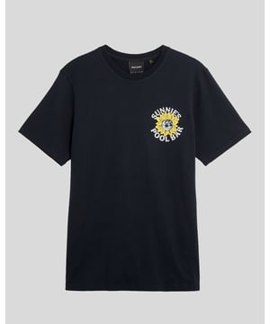 Wir präsentieren das kurzärmelige T-Shirt Summer Legacy Big & Tall, eine besondere Ergänzung unserer Kollektion, die Komfort mit modernem Stil verbindet. Das T-Shirt Sunnies Pool Bar Graphic besticht durch eine raffinierte Ästhetik und wurde für den modernen Mann gefertigt, der in seiner Garderobe sowohl Vielseitigkeit als auch Eleganz sucht. – Hochwertige Konstruktion aus 100 % Baumwolle für außergewöhnliche Weichheit – Entworfen mit einer entspannten regulären Passform für ultimativen Komfort – Stilvolles grafisches Logo verleiht einen Hauch verspielter Eleganz – Perfekt für legere Ausflüge oder unter einem Blazer – Müheloses Styling für einen nahtlosen Übergang von Tag zu Nacht. Werten Sie Ihre Frühlingskollektion für Herren mit diesem außergewöhnlichen Stück auf, das sowohl modernes Flair als auch dauerhafte Qualität verkörpert.