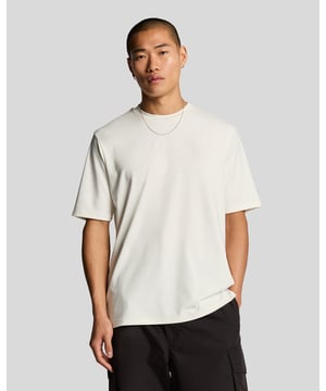 Wir präsentieren unser Neopren-T-Shirt mit Einsätzen – eine vielseitige Ergänzung unserer Frühjahrskollektion für Herren. Dieses locker sitzende T-Shirt verbindet modernen Stil mit außergewöhnlichem Komfort und besteht aus einer luxuriösen Mischung aus 85 % Polyester und 15 % Elastan. Ideal für den modernen Gentleman – perfekt für legere Anlässe ebenso wie für elegante Treffen. – Zusammensetzung: 85 % Polyester, 15 % Elastan – Passform: Locker – Logo-Branding: Dezentes Branding für minimalistische Ästhetik – Vielseitiger Style: Perfekt für Lagenlooks oder solo getragen Erweitern Sie Ihre Garderobe mit diesem unverzichtbaren Kleidungsstück, das Ihr Frühlingsoutfit mit Eleganz und Leichtigkeit bereichert.
