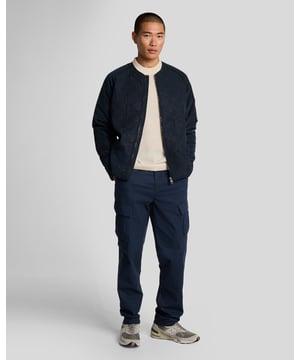 Erweitern Sie Ihre Garderobe mit unserer Cotton Stretch Ripstop Hose aus der Legacy-Reihe, einer besonderen Ergänzung unserer Hosenkategorie. Fachmännisch gefertigt für eine entspannte Passform, verkörpert diese Hose sowohl Komfort als auch Eleganz und ist damit die ideale Wahl für den anspruchsvollen modernen Mann. - Zusammensetzung: 97 % Baumwolle, 3 % Elastan für Flexibilität - Passform: Locker für mühelose Bewegung - Logo-Branding: Dezentes, aber raffiniertes Emblem - Position am Kleidungsstück: Dezent platziert für dezente Eleganz - Vielseitigkeit: Perfekt für legere Ausflüge und elegante Zusammenkünfte Erleben Sie die Essenz der Frühlingsmode für Herren mit dieser essentiellen Hose, die Ihren Stil nahtlos unterstreicht und gleichzeitig Komfort bietet.