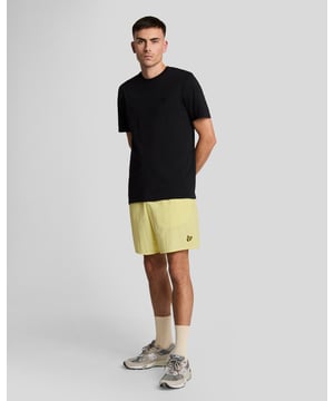 Diese schlichten Badeshorts mit Mesh-Futter und schnell trocknendem Stoff sind mit unserem charakteristischen Golden Eagle versehen und bieten den legendären Stil von Lyle & Scott sowohl im Pool als auch außerhalb.