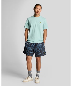 Die Digital Floral Print Floral Shorts sind der Inbegriff raffinierter, lässiger Eleganz und vereinen gekonnt anspruchsvollen Stil mit Funktionalität. Diese Shorts aus luxuriösem 100 % Polyester verfügen über einen bequemen Rippbund mit Kordelzug für eine individuelle Passform. Die eingesetzten Seitentaschen verleihen praktisches Flair, während das goldene, gestickte Adler-Logo das linke Bein elegant ziert und den hochwertigen Look unterstreicht. - Zusammensetzung: 100 % Polyester - Passform: Normal - Funktionalität: Rippbund, Kordelzug, eingesetzte Seitentaschen - Branding: Goldener, gestickter Adler - Vielseitigkeit: Ideal für frühlingshafte Herrenmode Erweitern Sie Ihre Frühlingsgarderobe mit diesen Shorts – eine perfekte Harmonie aus Komfort und schicker Eleganz.