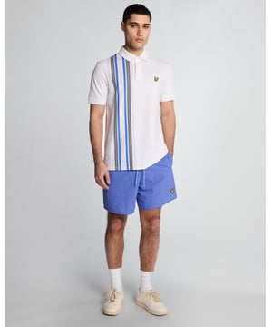 Diese schlichten Badeshorts mit Mesh-Futter und schnell trocknendem Stoff sind mit unserem charakteristischen Golden Eagle versehen und bieten den legendären Stil von Lyle & Scott sowohl im Pool als auch außerhalb.
