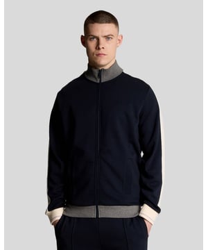 Wir präsentieren das Taped Full Zip Track Top, eine herausragende Ergänzung unserer Legacy-Kollektion für den anspruchsvollen Gentleman. Dieses raffinierte Sweatshirt vereint Komfort und Eleganz und besticht durch seine raffinierte Silhouette, die sich mühelos sowohl für legere Anlässe als auch für elegantere Anlässe eignet. - 55 % Baumwolle, 45 % Polyester für ein luxuriöses Tragegefühl - Reguläre Passform für mehr Tragekomfort - Dezentes Logo für dezente Eleganz - Vielseitige Styling-Optionen für müheloses Layering  Dieses hochwertige Sweatshirt ist ein unverzichtbares Kleidungsstück für Ihre Frühlingskollektion und verkörpert Funktionalität und raffinierten Stil.