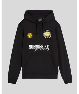 Maak kennis met de Sunnies FC Graphic Pullover Hoodie, een opvallend stuk uit onze Legacy-serie, ontworpen om je casual garderobe te verrijken. Deze hoodie belichaamt verfijning met zijn hoogwaardige 100% katoenen samenstelling, die zowel comfort als stijl biedt. Het heeft een perfecte mix van veelzijdigheid en moderne esthetiek, waardoor het een essentiële aanvulling op je collectie is.\n\n- Materiaal: 100% Katoen \n- Pasvorm: Regular \n- Logo Branding: Discreet geplaatst \n- Veelzijdige styling: Perfect voor lagen of als standalone kledingstuk \n- Functioneel ontwerp: Ideaal voor zowel ontspannen uitstapjes als actieve bezigheden \n\nVerhoog je lente mannenmodecollectie met deze hoodie, die luxe naadloos combineert met dagelijkse functionaliteit.
