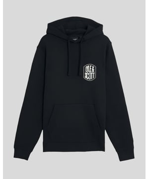 Erweitern Sie Ihre Garderobe mit dem Embroidered Badge Graphic Pullover Hoodie aus unserer Legacy-Kollektion. Dieses elegante Modell vereint Komfort und Stil und ist aus 100 % hochwertiger Baumwolle gefertigt, die sich angenehm weich auf der Haut anfühlt. Mit einem goldenen, gestickten Adler am linken Ärmelbündchen und einem raffinierten mittelgroßen Lyle & Scott-Logo auf der Brust ist dieser Hoodie der Inbegriff modernen Luxus. - Zusammensetzung: 100 % Baumwolle - Passform: Normal - Eigenschaften: Verstellbarer Kordelzug, zwei Fronttaschen - Vielseitigkeit: Perfekt für Übergangs-Outfits Genießen Sie die perfekte Mischung aus Eleganz und Komfort, die diesen Hoodie zu einem unverzichtbaren Bestandteil Ihrer Frühlingskollektion macht.
