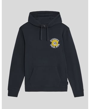Wir präsentieren den Sunnies Pool Bar Graphic Pullover Hoodie, ein besonderes Stück aus unserer Legacy-Kollektion, maßgeschneidert für das Big & Tall-Segment. Dieser Hoodie aus 100 % hochwertiger Baumwolle vereint mühelos Komfort mit einem stilvollen Touch und präsentiert eine auffällige Grafik, die eine entspannte und dennoch anspruchsvolle Ästhetik verkörpert. – Zusammensetzung: 100 % Baumwolle – Passform: Normal – Logo-Branding: Dezentes Branding für eine raffinierte Note – Position am Kleidungsstück: Strategisch platziert für maximale Sichtbarkeit – Vielseitiges Styling, geeignet für Freizeitausflüge oder entspannte Wochenenden. Werten Sie Ihre Frühlingsgarderobe für Herren mit diesem unverzichtbaren Hoodie auf, der Luxus nahtlos mit Alltagstauglichkeit verbindet.