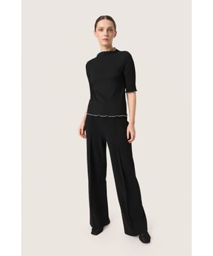 Gerade Passform,Kurzarm  Schonwäsche 30°, Nicht bleichen, Nicht im Trockner trocknen, Tropnass aufhängen im Schatten, Kalt bügeln max. 110° C, Nicht trockenreinigen  91% Polyester,9% Elasthan