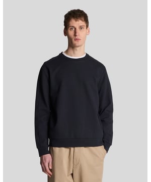 Maak kennis met de Twill Interlock Crew Neck Sweatshirt, een essentieel stuk uit onze Legacy-collectie dat verfijnde comfort en moderne verfijning belichaamt. Deze sweatshirt met een relaxed-fit combineert klassiek ontwerp met een eigentijdse twist, waardoor het een prachtige toevoeging is aan elke garderobe. Gemaakt van een premium mix van 58% polyester, 38% katoen en 4% elastaan, belooft het uitzonderlijke zachtheid en duurzaamheid, perfect voor wie zowel elegantie als functionaliteit zoekt.\n\n- Relaxed fit voor moeiteloze stijl\n- Luxe samenstelling van 58% polyester, 38% katoen en 4% elastaan\n- Veelzijdige stylingmogelijkheden voor overdag of 's avonds\n- Subtiele logo-branding verhoogt de merkprestige op de garment-locatie\n\nVerwen jezelf met de naadloze combinatie van comfort en verfijning, waardoor deze sweatshirt een must-have is voor je lentecollectie voor mannen.