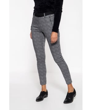 Volltreffer! Diese Basic Stretchhose von ATT passt zu legern oder zu chicen Outfits! Ihre dichte, elastische Maschenware liegt Dank des Slim Fits eng am Körper an, bleibt bequem und fühlt sich an wie eine zweite Haut. Der elastische Bund der Schlupfhose ermöglicht ein perfekten Sitz. Bügelfalten und die feine All-Over-Musterung verleihen ihr eine gewisse Eleganz. Sportlich und leger wird das Ganze dann durch die Gürtelschlaufen und Eingrifftaschen mit Reißverschluss, sowie der Absteppung in der vorderen Mitte.  Amor, Trust & Truth: Wenn Du feminine Looks für den Alltag suchst, dann bist Du bei uns genau richtig! Wir bieten weiblich, legere Kombipartner mit bester Qualität.DESIGN: Die Damen Basic Stretchhose mit elastischem Bund, all over Muster und Reißverschluss Eingrifftaschen erweist sich als echter Hingucker.PASSFORM: Femininer Slim Fit, der die weibliche Silhouette schön betont. MATERIAL: Super elastische, dichte Maschenware, die sich angenehm an den Körper schmiegt. KOMBINATIONSMÖGLICHKEIT: Perfekter Basic, der zu allem passt. LIEFERUMFANG: Eine Lieferung enthält eine Damenhose von ATT in den Größen 34 - 44.