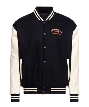 Treat yourself to a beer after a good game! Authentisch, sportiv präsentiert King Kerosin einen absolutes Old School Must-have im College Look. Diese Baseballjacke im Original 50's Regular Fit Schnitt ist er perfekte Begleiter auch für kühlere Temperaturen. Optisch kann die Jacke mit ihrer kontrastierten, hochwertigen Vintage Stickerei in Retro "Comic-Art" Optik an Rücken sowie der linken Brust überzeugen. Markant, farblich abgesetzte Rippenbündchen und Lederärmel komplettieren die Optik perfekt. Das wertige satinierte Innenfutter mit Steppung in Rautenform und Innentasche setzen ein weiteres Highlight. Der hohe Baumwollanteil sorgt für ein angenehmes Haut- und Tragegefühl. Geschlossen wird die Jacke stilecht mittels Druckknöpfen in der Front. Seitliche Eingriffstaschen verleihen die gewisse Lässigkeit und bieten den nötigen Stauraum. Kombiniert mit Jeans und Sneakern entsteht mit diesem Kombi-Allrounder ein legeres Casual- Outfit.  KING KEROSIN: Tattoos, Biker, Hot Rod, Rock'n'Roll, Rockabilly... Diese Atribute lassen sich auf den Lifestyle der 50er Jahre genau so gut wie auf die Kultmarke Queen Kerosin beziehen! Mit unseren authentischen Designs lassen wir das damalige Lebensgefühl heute wieder auflebenDESIGN: Diese lässige Vintage College Jacke von King Kerosin überzeugt durch ihre authentische Optik und Verarbeitung. Hochwertige Kontrast, Stickereien im "Comic-Art" Stil sowie farblich markant abgesetzte Rippenbündchen und Lederärmel komplettieren die Optik perfekt. Das satinierte Innenfutter in Rautenform sowie die Innentasche setzen ein weiteres gekonntes Highlight.PASSFORM: Bequeme Passform im Original 50's Regular Fit für optimalen Tragekomfort und ein verleihen eine stilvolle sportive Optik.MATERIAL: Der gewählte Materialmix aus reiner Baumwolle, 100% Leder und das satinierte Innenfutter sorgen für ein angenehmes Haut- und Tragegefühl.KOMBINATIONSMÖGLICHKEITEN: Lässig kombiniert zu Jeans und Sneakern verleihst du deinen Outfits mit dieser Baseballjacke von King Kerosin einen klassischen, lässigen Retro Stil.LIEFERUMFANG: Die Vintage College Jacke ist in den Größen XS S M L XL und XXL erhältlich