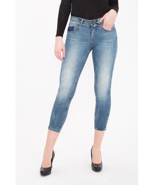 Die Capri Jeans »Belinda« von Amor, Trust & Truth begeistert durch ihre optimale Passform und hochwertige Denim Ware! Modisch punktet sie mit einer coolen Used-Waschung und legeren Farbeffekten an Tasche und Bund. Logoknöpfe und applizierte Nieten am Bund runden das Design gekonnt ab. Durch den hohen Tragekomfort ist die Belinda die perfekte Ergänzung zu lässig geschnittenen Blusen, Shirts und Sneakern.  Modische 3/4 Jeans von ATThochwertige Baumwollqualität mit StretchSlim Fit mit schmalem BeinMittlere LeibhöheCasual Look für die Freizeit