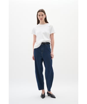 Relaxed fit,Normale Passform,Knöchellänge,Curved Leg  30° waschbar, Nicht bleichen, Trocknen im Trockner schonend, Tropnass aufhängen im Schatten, Warm bügeln max. 150° C, Trockenreinigung  82% Baumwolle,18% Leinen