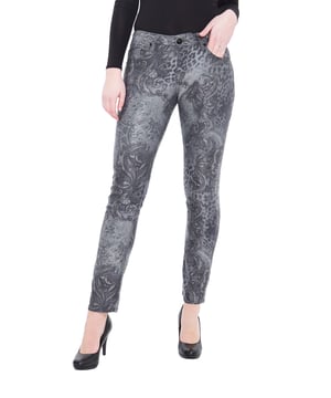 Die bedruckte 5-Pocket Jeans »Belinda« von ATT ist ein absolutes Must Have für trendbewusste Frauen! Für den modischen Look sorgt das ornamentale Allover Muster in Verbindung mit der feinen Twill Ware. Die Slim Fit Passform setzt ihre Figur in Szene und passt dank des Stretch Anteils perfekt! Die Belinda von ATT ist der ideale Kombipartner zu unifarbene Blusen oder Shirts und sorgt für Abwechslung im Kleiderschrank! Unser Model ist 177 cm groß und trägt Größe 32 in Länge 32.  Modische 5-Pocket Jeans Hose von Amor Trust & Truthhochwertige Baumwollqualität mit StretchSlim Fit mit schmalem BeinMittlere LeibhöheModischer Look für die Freizeit