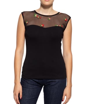 The noble side of the Rockabella! Mit dieser eleganten Linie setzt Queen Kerosin ein elegantes Highlight der Vintage Szene. Das Kurzarm-Top "catched" besonders durch seine edle Optik in klassischem Schwarz gekonnt abgesetzt durch den Mesh Einsatz mit hochwertiger Rosen Stickerei. Im figurbetonten 50´s Schnitt kommt durch den herzförmigen Ausschnitt mit angrenzender Spitze die feminine Silhouette charmant zur Geltung. Ein raffinierter Knopfverschluss am Nacken rundet die reizvolle Optik perfekt ab und erleichtert so auch das Aus und Ankleiden. Der hochwertige Materialmix aus Baumwolle und Elastan verleiht ein angenehmes Hautgefühl und hohen Tragkomfort. Ein absolutes Must-have für deine Rockbella Abenmode! Perfekt kombiniert zum klassischen Pencil Rock und Lack-Pumps gelingt dir definitiv ein stilsicherer, eleganter Auftritt.  QUEEN KEROSIN: Queen Kerosin steht für den amerikanischen Zeitgeist der 50er / 60er Jahre mit Rock'n'Roll Rockabilly, Motorrädern, Bikes, Hot Rod und allem was dazu gehört! Unsere Design mit Vintage Charme versetzen Dich zurück in die gute Zeit.DESIGN: The noble side of the Rockabella! Mit dieser eleganten Linie setzt Queen Kerosin ein elegantes Highlight der Vintage Szene. Das Kurzarm-Top "catched" besonders durch seine edle Optik in klassischem Schwarz gekonnt abgesetzt durch den Mesh Einsatz mit hochwertiger Rosen Stickerei. Im figurbetonten 50´s Schnitt kommt durch den herzförmigen Ausschnitt mit angrenzender Spitze die feminine Silhouette charmant zur Geltung. Ein raffinierter Knopfverschluss am Nacken rundet die reizvolle Optik perfekt ab und erleichtert so auch das Aus und Ankleiden.  PASSFORM: Ein figurbetonter Slim Fit setzt die weibliche Silhouette elegant, charmant in Szene.MATERIAL: Weiche, hautfreundliche Maschenware aus Baumwolle mit Stretch Anteil KOMBINATIONSMÖGLICHKEITEN:  Perfekt kombiniert zum klassischen Pencil Rock und Lack-Pumps gelingt dir definitiv ein stilsicherer, eleganter Auftritt. LIEFERUMFANG: Das freche T Shirt ist in den Größen XS S M L XL XXL 3XL und 4XL erhältlich