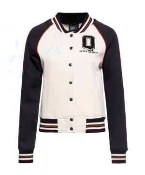 Back to school! Mit dieser authentischen College Sweatjacke von Queen Kerosin im oldschool Design ergatterst du einen zeitlosen Klassiker der angesagten Vintage Szene! Diese Jacke überzeugt durch die kontraststarken, farblich abgesetzten Raglan-Ärmel den sportiven und lässigen Retro-Look in Verbindung mit einer hochwertigen Label-Stickerei an der Brust. Ein farblich abgesetzter eng anliegender Rippbund-Kragen rundet die Optik perfekt ab. Der super angenehme Tragekomfort entsteht durch die hautfreundliche innen angeraute Sweatware und die bequeme Passform im femininen Regular Fit. Geschlossen wird sie klassisch mittels einer durchgängigen Druckknopfleiste in der Front. Des Weiteren verfügt die Sweatjacke über zwei Eingrifftaschen und Rippbündchen an den Ärmeln, Saum und am Kragen. Der coole Kombi-Partner zu Sneakern und deiner sexy Lieblings-Denim.  QUEEN KEROSIN: Das vintage Label Queen Kerosin ist bekannt in der Biker und Rockabilly Szene. Es steht für den Lifestyle der 50's mit Motorräder, Rock'n'Roll, Rockabilly, Hotrod und lässt das Lebensgefühl von damals durch seine retro Designs wieder aufleben!DESIGN: Das authentische Vintage Erscheinungsbild der College Sweatjacke von Queen Kerosin entsteht das typische Oldschool Design in Verbindung mit den farblich kontrastierten Raglan-Ärmeln sowie die Rippbündchen an den Armabschluss und Bund.PASSFORM: Sportive Bequemlichkeit durch den angenehmen femininen Regular Fit.MATERIAL: Weiche Maschenware mit aufgerauter Innenseite für ein angenehmes Haut- und Tragegefühl.KOMBINATIONSMÖGLICHKEITEN: Der coole Kombi-Partner zu Sneakern und deiner sexy Lieblings-Denim.LIEFERUMFANG: Die College Sweat Jacke ist in den Größen in XS S M L XL XXL 3XL oder 4XL.