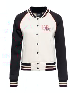 Mit dieser College Sweatjacke von Queen Kerosin im authentischen Oldschool Design bestellst du dir den stylischen Rockabilly Flair direkt nach Hause. Die Jacke punktet nicht nur durch die klassisch, kontrastierten Raglan-Ärmel, sondern sticht besonders durch die hochwertige, unverkennbare Vintage Stickerei am Rücken und der Brust hervor. Ein farblich abgesetzter, eng anliegender Rippbund-Kragen rundet die Optik perfekt ab. Ein 50's Allrounder, der in keiner Garderobe fehlen sollte. Der super angenehme Tragekomfort entsteht durch die hautfreundliche, innen angeraute Sweatware und die bequeme Passform im femininen Regular Fit. Geschlossen wird sie klassisch mittels einer durchgängigen Druckknopfleiste in der Front. Des Weiteren verfügt die Sweatjacke über zwei Eingrifftaschen und Rippbündchen an den Ärmeln, Saum und am Kragen, welche den sportiven Touch betonen. Kess kombiniert zu Bleistiftrock und Pumps entsteht ein unverwechselbarer Look.  QUEEN KEROSIN: Das vintage Label Queen Kerosin ist bekannt in der Biker und Rockabilly Szene. Es steht für den Lifestyle der 50's mit Motorrädern, Rock'n'Roll, Rockabilly, Hotrod und lässt das Lebensgefühl von damals durch seine retro Designs wieder aufleben.DESIGN: Mit dieser College Sweatjacke von Queen Kerosin im authentischen Oldschool Design bestellst du dir den stylischen Rockabilly Flair direkt nach Hause. Die Jacke punktet nicht nur durch die klassisch, kontrastierten Raglan-Ärmel, sondern sticht besonders durch die hochwertige, unverkennbare Vintage Stickerei am Rücken und der Brust hervor. Ein farblich abgesetzter, eng anliegender Rippbund-Kragen rundet die Optik perfekt ab. Ein 50´s Allrounder, der in keiner Garderobe fehlen sollte.PASSFORM: Sportive Bequemlichkeit durch den angenehmen femininen Regular Fit.MATERIAL: Weiche Maschenware mit aufgerauter Innenseite für ein angenehmes Haut- und Tragegefühl.KOMBINATIONSMÖGLICHKEITEN: Kess kombiniert zu Bleistiftrock und Pumps entsteht ein unverwechselbarer Look.LIEFERUMFANG: Die College Sweatjacke ist in den Größen in XS S M L XL XXL 3XL oder 4XL.