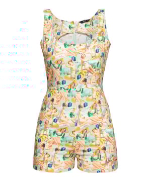In the Summertime when the the weather is hot...! Mit diesem kurzem Jumpsuit im 50s Style von Queen Kerosin wirst du definitiv die Blicke auf dich ziehen. Der Scoop-Neck (Rundausschnitt) in Verbindung mit der figurbetonten taillierten Passform zaubern eine traumhafte weibliche Sommer-Silhouette. Der hochgeschlossene Rücken wird durch einen unterlegten Reißverschluss komplettiert, welcher das Aus- und Ankleiden erleichtert. Das sommerliche Pin-Up Muster runden den Vintage Look gekonnt ab. Die blickdichte, hochwertige Baumvolk-Viskose Mischung verleiht ein luftiges, angenehmes Haut- und Tragegefühl. Kombiniert mit dem separat erhältlichem Wickelrock, kannst du im Handumdrehen ein "Kleid" zaubern.  QUEEN KEROSIN: Rock'n'Roll, Rockabilly, Hot Rod, Tattoos, Biker,... Diese Attribute lassen sich auf den Lifestyle der 50er Jahre genauso gut wie auf die Kultmarke Queen Kerosin beziehen! Mit unseren authentischen Designs lassen wir das damalige Lebensgefühl heute wieder aufleben. DESIGN: Dieser Figur betonte Jumpsuit mit sommerlichem Pin-Up All-Over-Print im Hawaii Stil von Queen Kerosin ist dein 50s Sommer It-Piece! PASSFORM: Der Scoop-Neck (Rundausschnitt) in Verbindung mit der figurbetonten taillierten Passform zaubern eine traumhafte weibliche Sommer-Silhouette. Das tropische Hawaii-Hibiskus Muster runden den Vintage Look gekonnt ab.MATERIAL: Die blickdichte, hochwertige Baumvoll-Viskose Mischung verleiht ein luftiges, angenehmes Haut- und Tragegefühl. KOMBINATIONSMÖGLICHKEITEN: Kombiniert mit deinen Lieblings-Pumps kreierst du ein verspielt, verführerisches Outfit im Stil der 50er Jahre. LIEFERUMFANG: Dieser Stylische sommer Playsuit ist in den Größen XS-4XXL erhältlich.