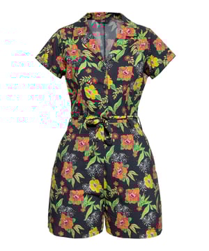 Hawaiian Summer Dreams! Mit diesem kurzem Blusen-Jumpsuit im 50s Style von Queen Kerosin ergatterst du dir Sommerlaune pur. Der stilvoll legere Blouson-Schnitt mit Reverskragen und Knopfleiste zaubert in Verbindung mit der Figur umschmeichelnden Passform eine traumhafte feminine Sommer-Silhouette. Ein abnehmbarer Taillengürtel welcher sich optional zu einer Schleife binden lässt, setzt einen verspielten Akzent. Seitliche Eingriffstaschen bieten Stauraum für das Nötigste wie Lippenstift und Co. Das Kontrast-Intensive tropische Hawaii-Hibiskus Muster rundet den Vintage Look perfekt ab. Die blickdichte, hochwertige Baumvoll-Viskose Mischung verleiht auch an heißen Tagen ein luftiges, angenehmes Haut- und Tragegefühl. Entspannt kombiniert zu Sneakern oder doch im sexy Chic zu Pumps, mit diesem Sommer It-Piece zauberst du im Handumdrehen ein gelungenes Outfit für jede Gelegenheit, die sich dir bietet!  QUEEN KEROSIN: Rock'n'Roll, Rockabilly, Hot Rod, Tattoos, Biker,... Diese Attribute lassen sich auf den Lifestyle der 50er Jahre genauso gut wie auf die Kultmarke Queen Kerosin beziehen! Mit unseren authentischen Designs lassen wir das damalige Lebensgefühl heute wieder aufleben. DESIGN: Hawaiian Summer Dreams! Mit diesem kurzem Blusen Jumpsuit im 50s Style von Queen Kerosin ergatterst du dir Sommerlaune pur. Ein abnehmbarer Taillengürtel welcher sich optional zu einer Schleife binden lässt, setzt einen verspielten Akzent. Seitliche Eingriffstaschen bieten Stauraum für das Nötigste wie Lippenstift und Co. ; ) Das Kontrast-Intensive tropische Hawaii-Hibiskus Muster rundet den Vintage Look perfekt ab. PASSFORM: Der stilvoll legere Blouson-Schnitt mit Reverskragen und Knopfleiste zaubert in Verbindung mit der Figur umschmeichelnden Passform eine traumhafte feminine Sommer-Silhouette. MATERIAL: Die blickdichte, hochwertige Baumvoll-Viskose Mischung verleiht auch an heißen Tagen ein luftiges, angenehmes Haut- und Tragegefühl. KOMBINATIONSMÖGLICHKEITEN: Entspannt kombiniert zu Sneakern oder doch im sexy Chic zu Pumps, mit diesem Sommer It-Piece zauberst du im Handumdrehen ein gelungenes Outfit für jede Gelegenheit, die sich dir bietet! LIEFERUMFANG: Dieser stylische Sommer Playsuit ist in den Größen XS-4XXL erhältlich.