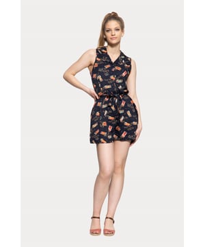 Du hast keine Lust ein Kleid zu tragen, möchtest aber trotzdem den sommerlichen Vintage Look? Dann ist der Jumpsuit aus Viskose von Queen Kerosin genau das Richtige für dich! Das verwendete Material besteht aus reiner Viskose, was sich leicht und weich auf der Haut anfühlt und sich zusammen mit dem bequemen Regular Fit bestens für den Sommer eignet. Der ärmellose Jumpsuit besitzt formgebende Wiener Nähte, einen Reverskragen, eine Knopfleiste in der Front und einen Bindegürtel in der Taille. Highlight des Ganzen ist jedoch das coole All-Over Matchbox Muster. Für einen angenehmes, unkompliziertes An- und Ausziehen befindet sich ein nahtverdeckter Reißverschluss in der Seitennaht. Ein echter Allrounder, der in keiner Garderobe eines Vintage-Fans fehlen sollte!  QUEEN KEROSIN: Queen Kerosin steht für den amerikanischen Zeitgeist der 50er Jahre mit Rock'n'Roll Rockabilly, Motorrädern, Bikes, Hot Rod und allem was dazu gehört! Unsere Design mit Vintage Charme bringen Dich zurück in die gute ZeitDESIGN: Ein komplettes Outfit in einem; mit dem Queen Kerosin Damen Jumpsuit mit coolem Vintage All-Over Muster. Der ärmellose Overall hat einen Reverskragen, eine Knopfleiste und einen Bindegürtel in der TaillePASSFORM: Im Gegenzug zu den weit geschnittenen Beinen, liegt der Jumpsuit im Regular Fit durch seine formgebenden Wiener Nähte oben gut an. Ein Bindegürtel in der Taille sorgt zusätzlich für einen angenehmen Sitz MATERIAL: Das Material besteht aus reiner Viskose und fühlt sich leicht und weich auf der Haut an, was für einen excellenten Tragekomfort spricht  KOMBINATIONSMÖGLICHKEITEN: Super Allrounder für den Sommer!LIEFERUMFANG: Der feminine Damen Sommer Jumpsuit ist in den Größen XS S M L XL XXL 3XL und 4XL erhältlich