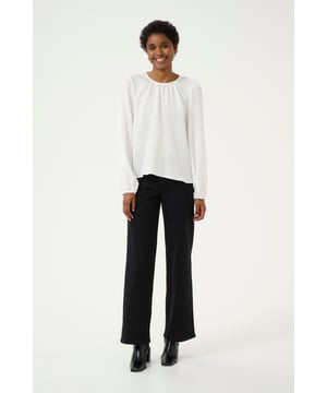 Regular fit,Lange Ärmel  Schonwäsche 30°, Nicht bleichen, Nicht im Trockner trocknen, Tropnass aufhängen im Schatten, Nicht bügeln, Trockenreinigung  100% Polyester