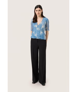 Feminine,Elleboog lengte  Fijne was 30°, niet bleken, niet in de droger drogen, Druipnat ophangen, koud strijken max. 110° C, Niet droog reinigen  92% Polyester (Gerecycled),8% Elastaan