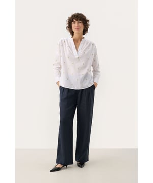 Oversize fit,Lange Ärmel  Schonwäsche 30°, Nicht bleichen, Nicht im Trockner trocknen, Tropnass aufhängen im Schatten, Warm bügeln max. 150° C, Nicht trockenreinigen  100% Baumwolle (Organisch)